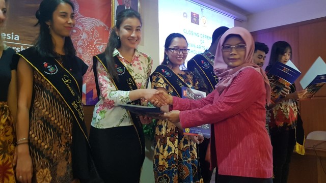 Students from 12 Countries Learn Indonesian Culture at UPNVY