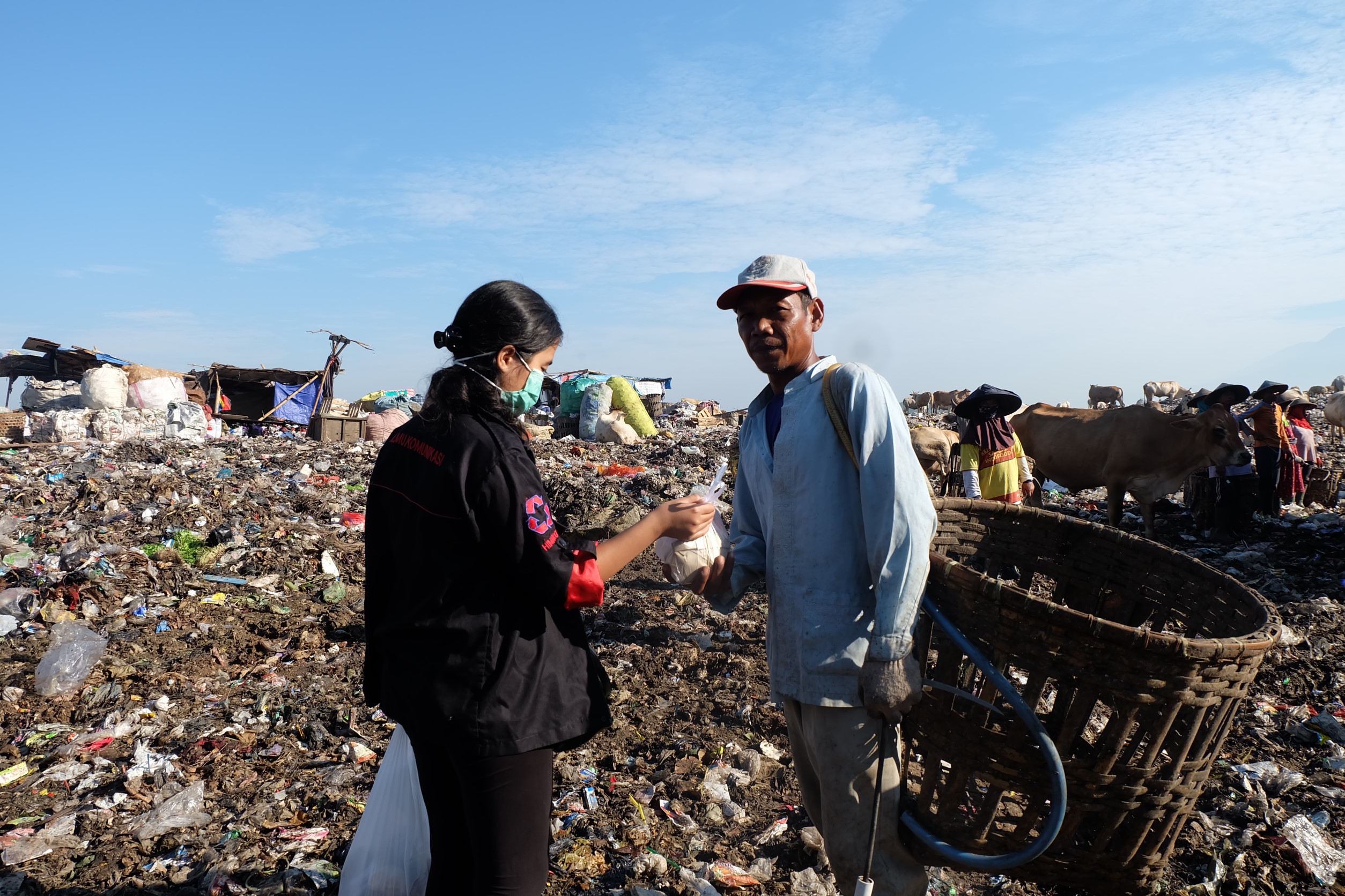 Mahasiswa Ilmu Komunikasi UPNYK Bagikan 300 Nasi di TPA Piyungan